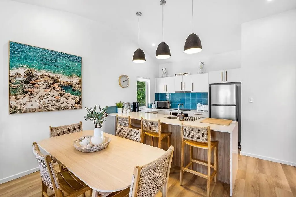 3 Andari, Sunshine Beach ~ Modern Apt, 1 Min Beach 0*,