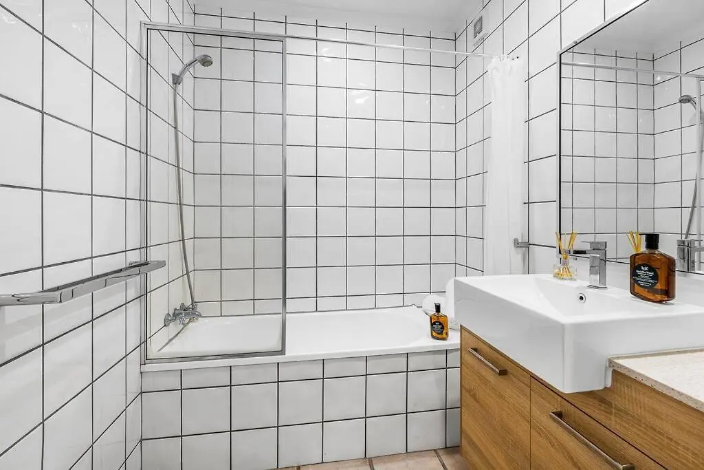 Apartment 3 Andari, Sunshine Beach ~ Modern Apt, 1 Min Beach
